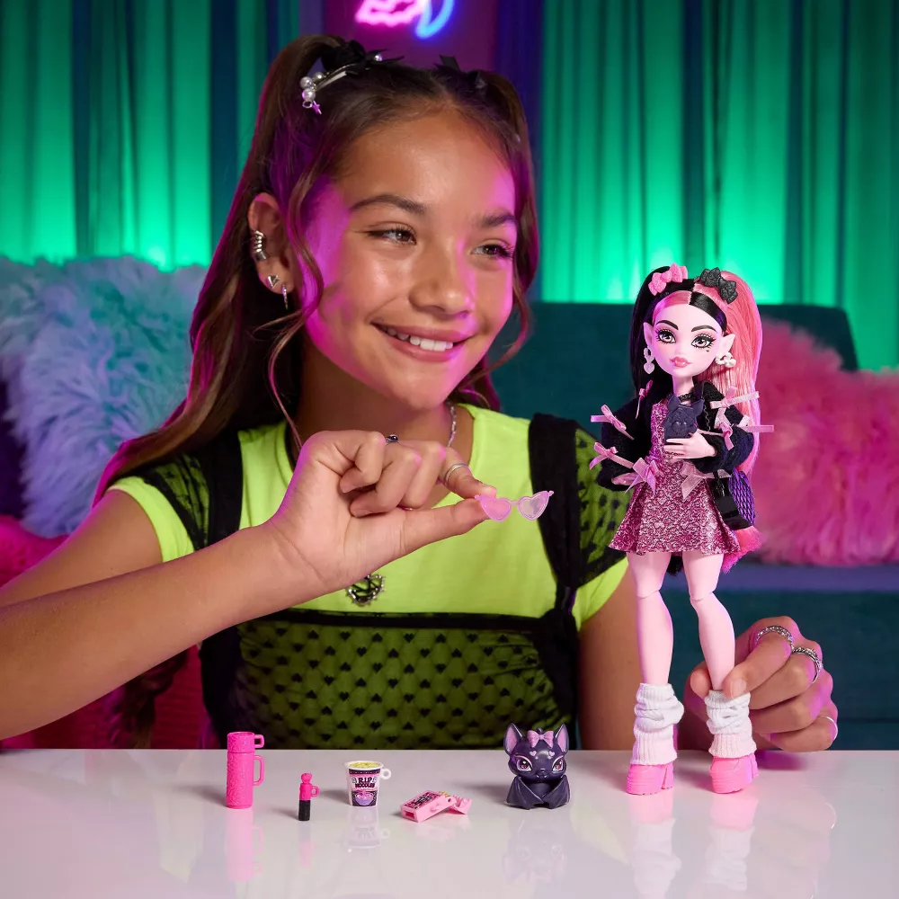 drac1 Monster High Draculaura Doll with Count Fabulous & Accessories
