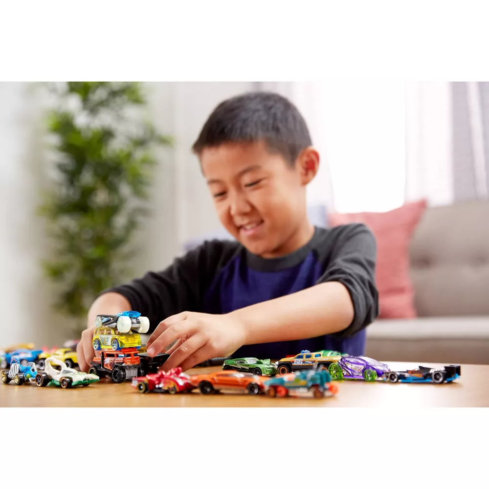 hot1 Hot Wheels Cars & Trucks 8-Pack with Exclusive Car